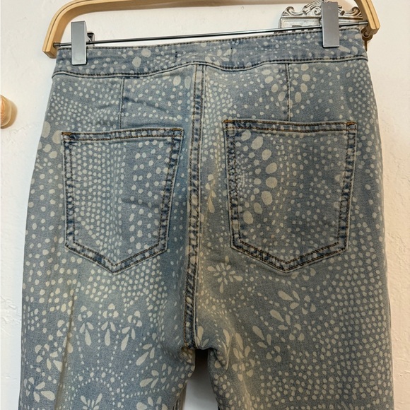 FREE PEOPLE FLOAT ON BELL BOTTOMS SZ 26 light blue batik print EUC - Picture 6 of 8